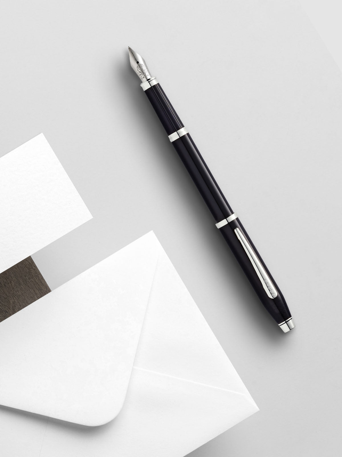 クロス センチュリー® II ブラックラッカー、クロームメッキ仕上げ、ポリッシュ仕上げステンレススチール中字万年筆