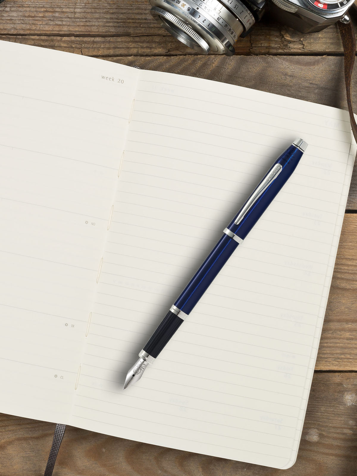 クロス センチュリー® II 半透明ブルーラッカー、クロームメッキ仕上げ、ポリッシュ仕上げステンレススチール中字ペン先万年筆